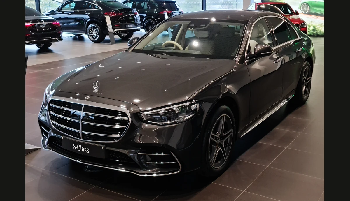 صورة فوتوغرافية لسيارة Mercedes-Benz S-Class من جيل W223