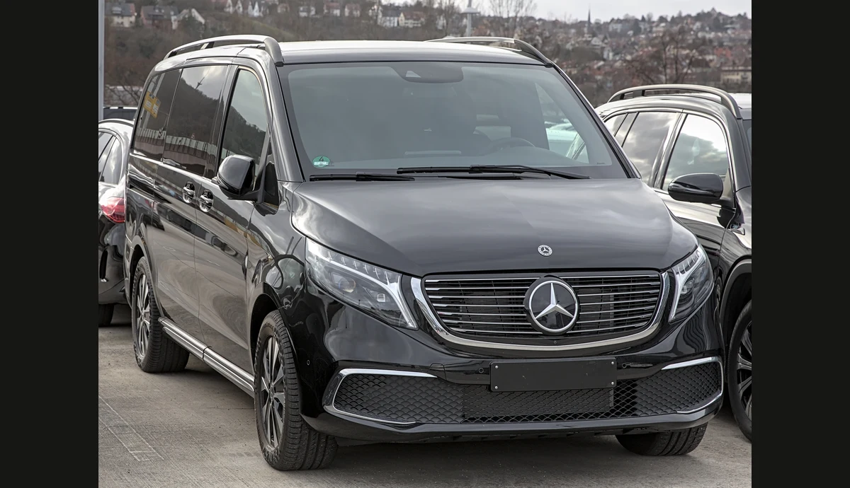 صورة فوتوغرافية لفان Mercedes-Benz V-Class العائلي الفاخر