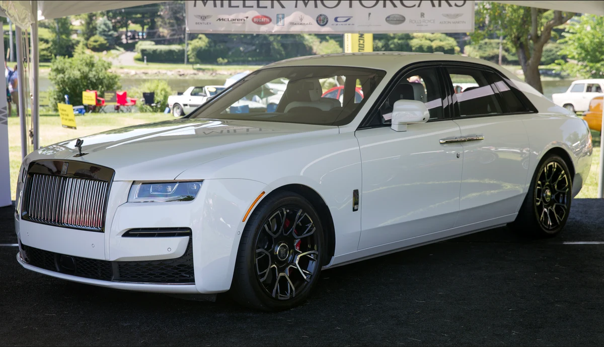 صورة فوتوغرافية لسيارة Rolls-Royce Ghost فاخرة باللون الأبيض