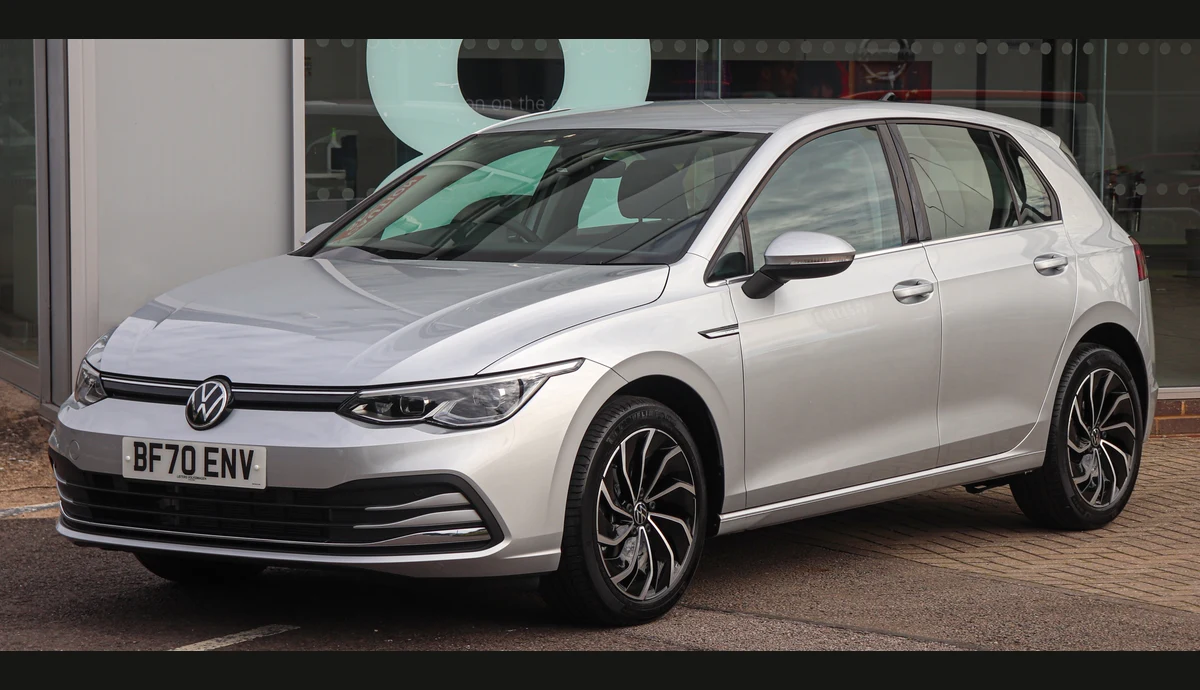 صورة فوتوغرافية لسيارة Volkswagen Golf الاقتصادية المدمجة